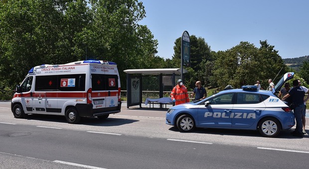 Choc davanti al supermercato: donna di 52 anni si accascia e muore alla fermata dell'autobus