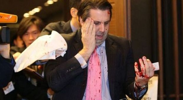 Corea del Sud, ferito a colpi di rasoio l'ambasciatore Usa: aggredito durante un comizio a Seul, preso l'attentatore