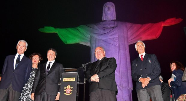 Parte l'avventura di Casa Italia e il tricolore illumina il Cristo Redentore. Renzi: «Speriamo di vincere tante medaglie»