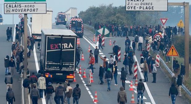 Calais, interprete tv violentata da un migrante