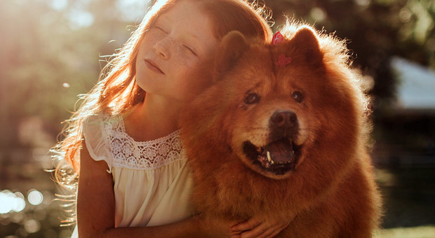 Il grande affetto tra una bambina e il suo cane