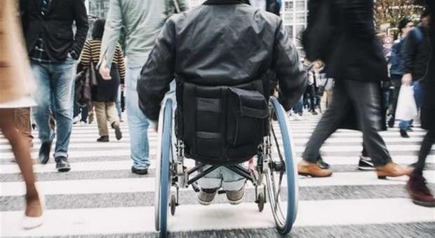 Disabili, in Italia ancora troppe le barriere in musei, cinema e scuole. E su Tik Tok scatta la polemica
