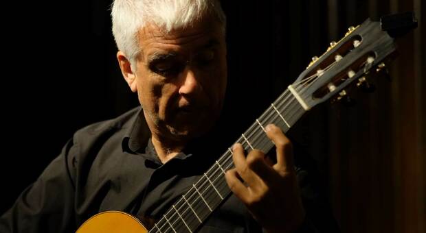 Il chitarrista spagnolo Josep Manzano