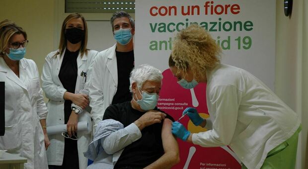 Lotta al Covid: ospedale di Foligno, somministrate al personale sanitario dell'Azienda Usl Umbria 2 le prime 40 dosi del nuovo vaccino Moderna