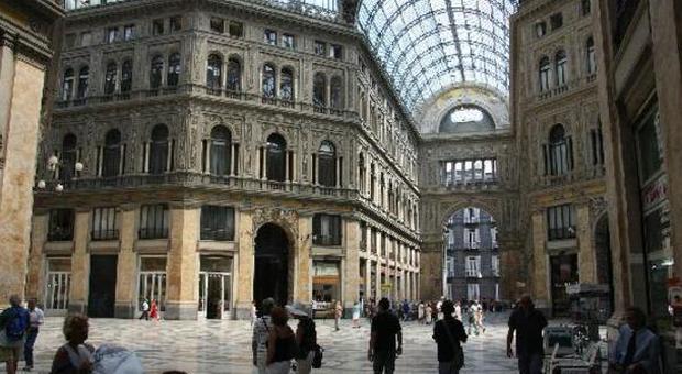 Napoli, choc in Galleria Umberto: vigilessa presa a pugni da un ambulante