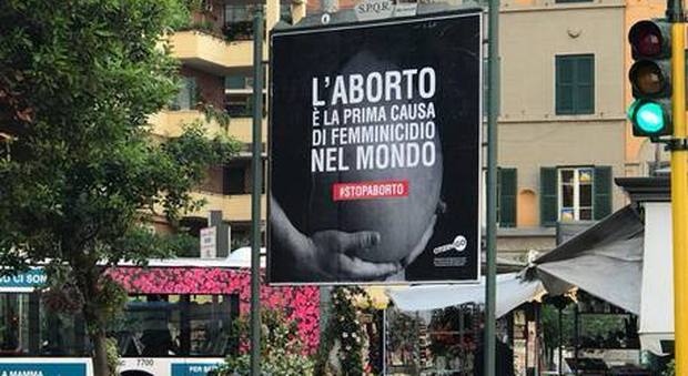Aborto, manifesti choc a Roma: il Campidoglio valuta la rimozione