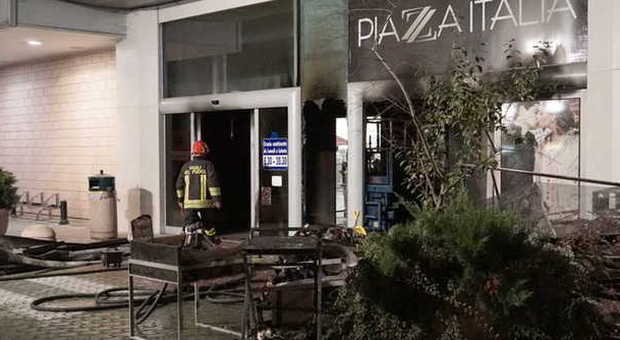La boutique Piazza Italia distrutta (Barioli)