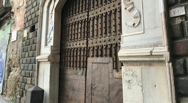 Napoli, Palazzo Penne l'ultimo oltraggio: disegni porno sul portale quattrocentesco