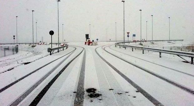 Burian, flagello neve e gelo: nuova allerta per martedì. Auto e camion finiscono fuoristrada