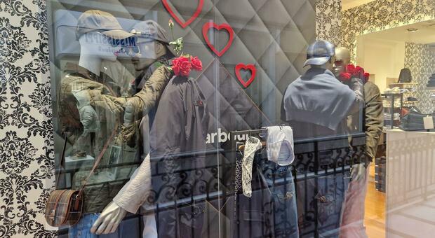 San Valentino, il negozio sfodera la vetrina con una coppia gay: «Pronti alle critiche»