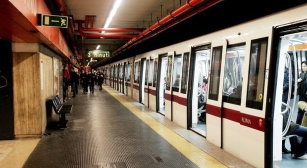 Metro, dopo l'incidente a Piramide scatta la manutenzione straordinaria su tutti i treni