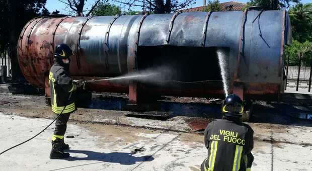 Tagliano vecchia cisterna di gasolio che prende fuoco: colonna di fumo nero e paura