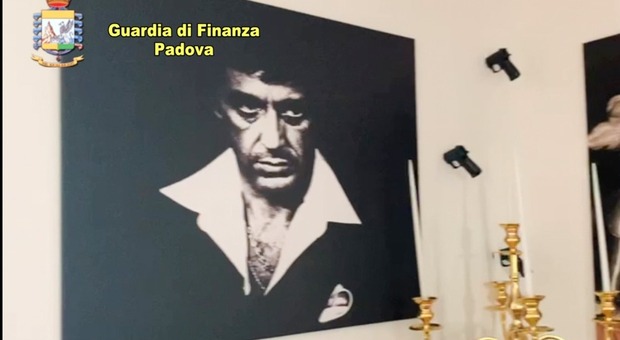 La foto di Al Pacino, "Scarface", che l'indagato teneva in casa