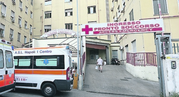 Napoli, donna incinta arriva all'ospedale Loreto Mare col feto morto: rabbia contro medici e infermieri