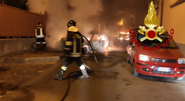 Brucia l'auto di una donna con la benzina: arrestato dai carabinieri, giallo sul movente