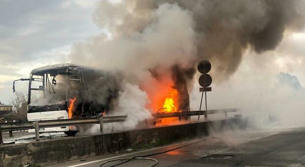 Autobus in fiamme sull'asse mediano direzione Lago Patria: traffico bloccato da ore