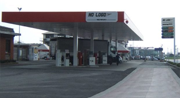 Distributori di carburanti no logo, fuorilegge 15 impianti su 19