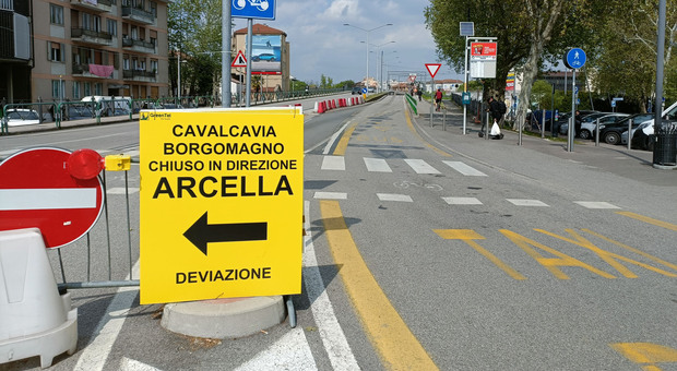 Il cartello che indica la chiusura del cavalcavia Borgomagno in direzione Arcella