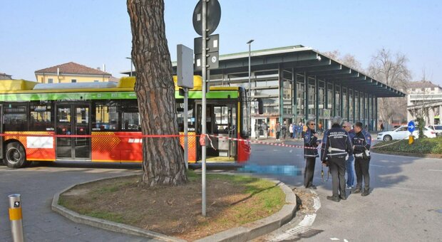 Tragedia a Bergamo: investito e ucciso dal bus a 19 anni. Gli amici sotto choc