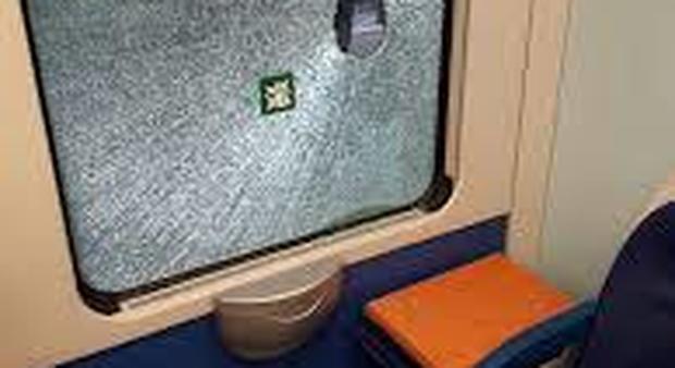 Armato di siringa, seminò il panico su un treno sarà processato per rapina e lesioni
