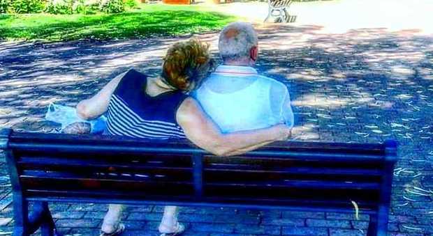Filomena e Giuseppe, 48 anni insieme: quella foto che è un inno all'amore