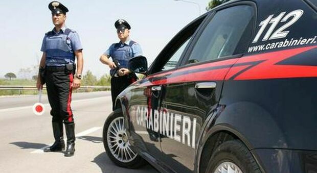 Estintore per fuggire dai carabinieri dopo il furto: uno arrestato, si cercano i complici