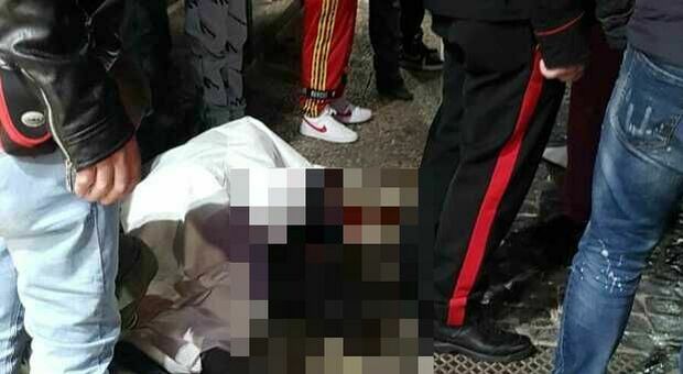 Napoli, uomo ucciso in strada a Fuorigrotta: sparati diversi colpi d'arma da fuoco