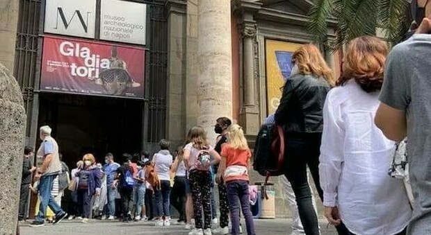Riaperture musei a Napoli, lunghe file e ticket esauriti da Capodimonte al Mann: «La cultura torna a vivere»