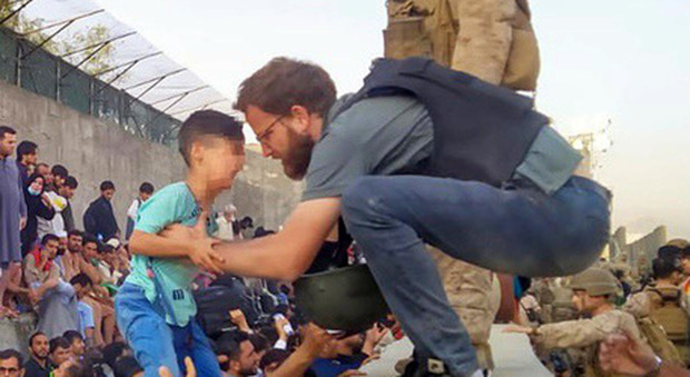 Afghanistan, il console italiano salva un bambino e la foto diventa virale sui social