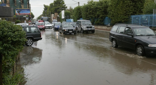 Maltempo, strade come fiumi nel Casertano negozi allagati, alberi caduti, scuole chiuse