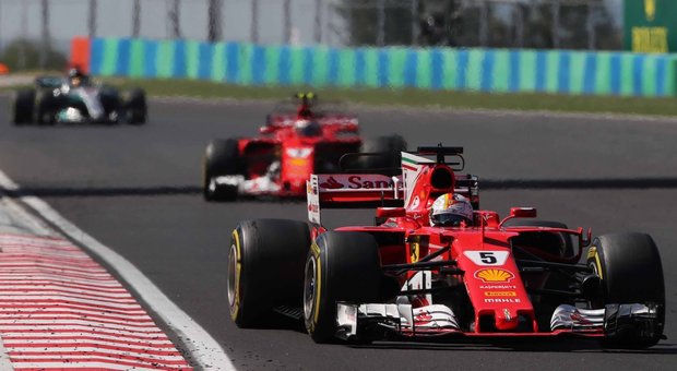 Duello ad alta tensione: Ferrari e Mercedes adesso sono allo stesso livello