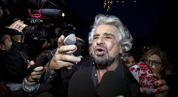 Grillo a Roma per blindare Conte e giustifica i transfughi: «Lasciati soli»