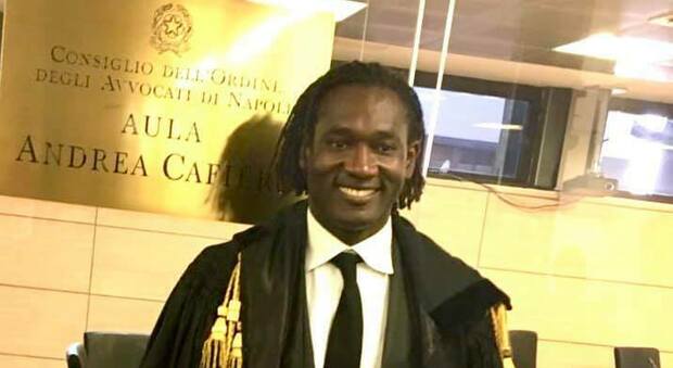 «Io, avvocato nigeriano, il giudice del tribunale per i minorenni di Napoli non credeva che fossi laureato: ha chiesto il tesserino»