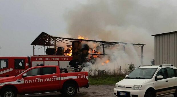 Tessennano, capannone del sindaco Nicolai in fiamme: «Un vile attacco, non mi lascio intimidire»