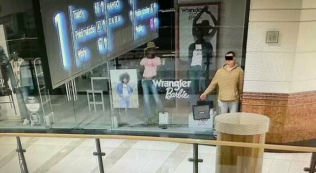 Ladro creativo si finge manichino per svaligiare un negozio: ripreso dalle telecamere di videosorveglianza
