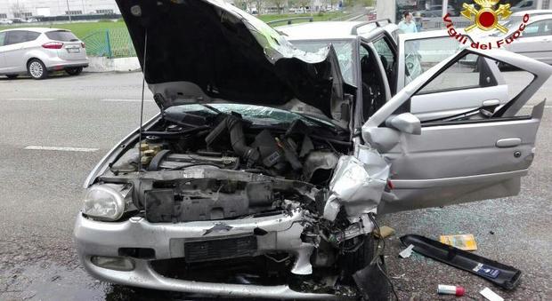 Incidente mortale: scontro frontale tra due auto. Statale interrotta