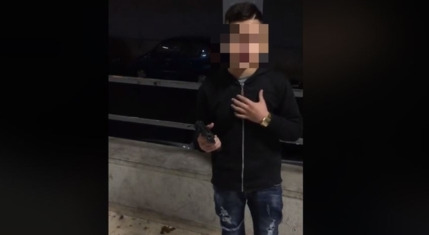 Ragazzino neomelodico canta e spara su Fb, identificato: è un 13enne siciliano