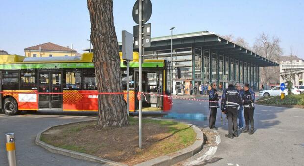 Ragazzo di 19 anni investito e ucciso da un bus di linea: «Trascinato per diversi metri». Dramma a Bergamo