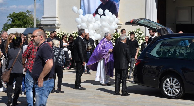 L'appello di don Dionisio al funerale di Manuel: «Nessuna vendetta»