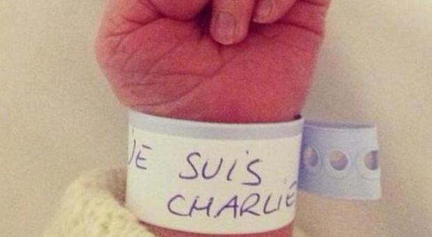 ​«Je Suis Charlie», la foto del neonato diventa il simbolo della Francia che non si piega al terrore