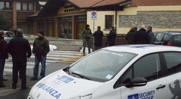 Far west a Bergamo, assalto al portavalori col kalashnikov: maxibottino da 400mila euro
