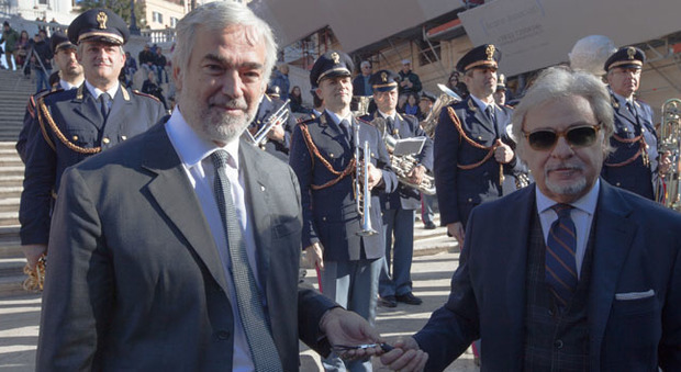 A sinistra Massimo Nordio, amministratore delegato di Vw Group Italia, consegna ufficialmente le chiavi di quattro e-up! al questore della Capitale, Nicolò Marcello D Angelo