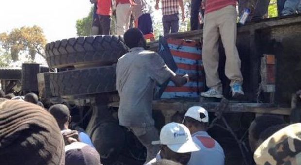 Haiti, autobus sulla folla: 34 morti, i passanti cercano di dargli fuoco