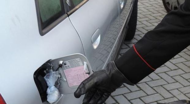Droga nascosta dietro lo sportellino della benzina e sotto i tappetini: arrestato 36enne a Casalnuovo