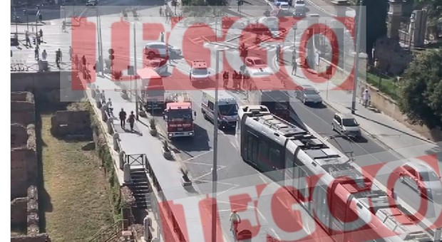Roma, scontro tra bus e tram davanti al Colosseo. Ferito un autista. ipotesi deragliamento FOTO