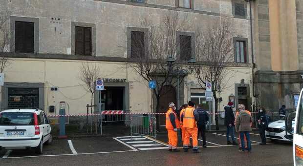 Bagnaia, maltempo danneggia il tetto della canonica: chiuso parcheggio in piazza XX Settembre