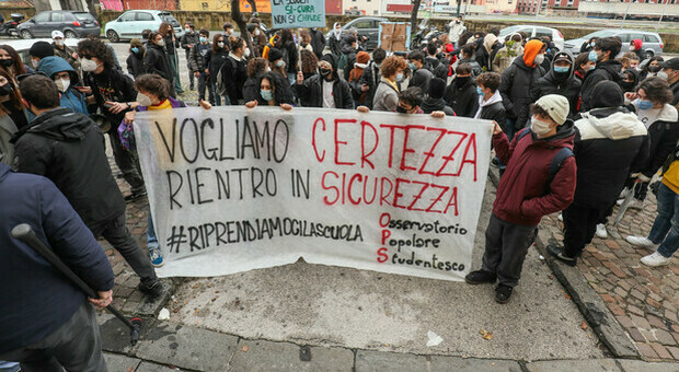 Scuola e Covid, proteste degli studenti contro il rientro: verso lo sciopero nazionale lunedì 18
