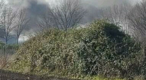 Incendio a Caivano, rifiuti dati alle fiamme in via Cinquevie: sul posto anche l'Esercito