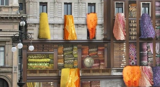 Sette maxi installazioni a Milano per una moda XL tra gioielli e cuoio