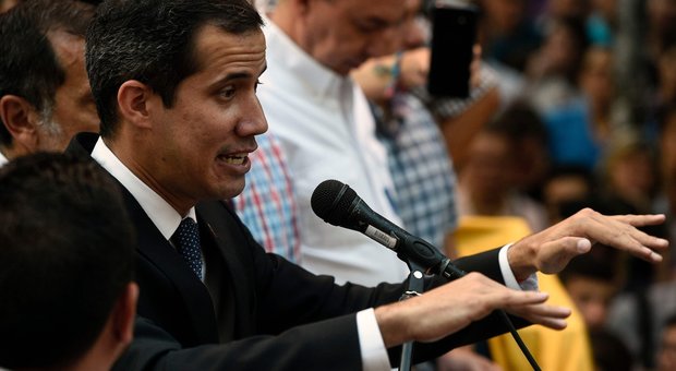 Venezuela, Maduro destituisce Guaidó: Di Maio fa appello al voto